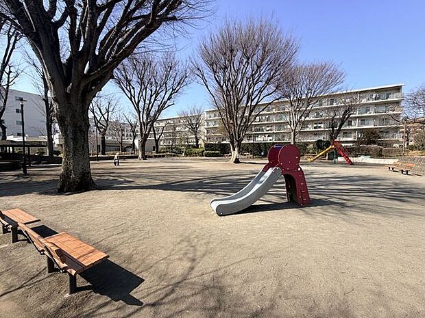 新磯野公園新磯野公園がそばにあり、子どもが思い思いに時間を過ごせる場所が日常の中にあります。広さのある公園ならではのゆとりが、家族の休日をひと味変えてくれそうです。 430m