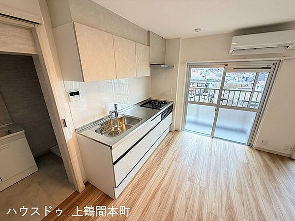 家族との会話も楽しめる、開放感のあるキッチン設計
