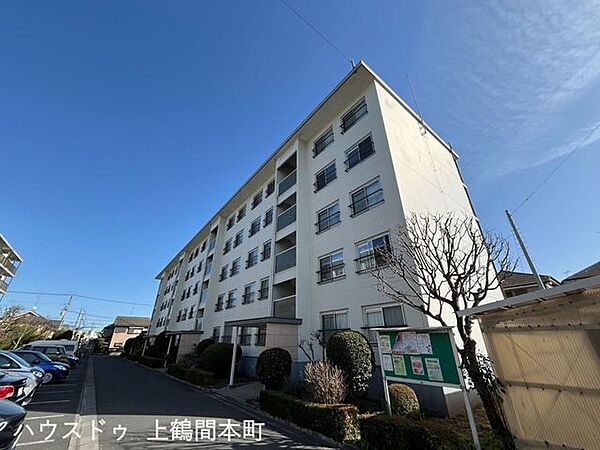 街に調和する、品のあるマンション外観