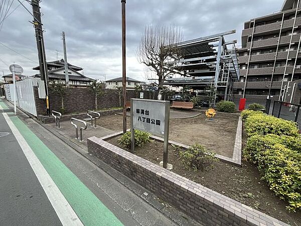 麻溝台8丁目公園麻溝台の住宅街に溶け込んだ静かな公園です。近隣の方々の散歩コースやお子様の遊び場として、日常生活に自然に寄り添います。 400m