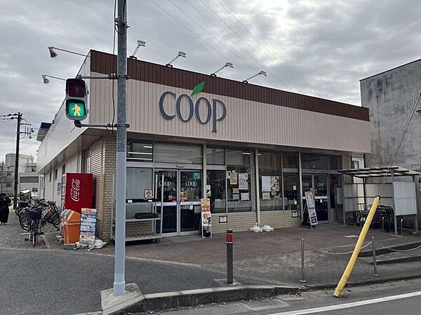 ユーコープ 麻溝店新鮮な青果・精肉・鮮魚をはじめ、こだわりのお惣菜や日用品まで幅広く揃うスーパーマーケット。地域に根差した品揃えで、毎日のお買い物に便利な暮らしを支えるお店です。 520m
