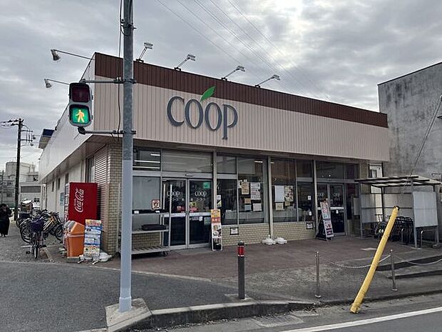 ユーコープ 麻溝店新鮮な青果・精肉・鮮魚をはじめ、こだわりのお惣菜や日用品まで幅広く揃うスーパーマーケット。地域に根差した品揃えで、毎日のお買い物に便利な暮らしを支えるお店です。 520m