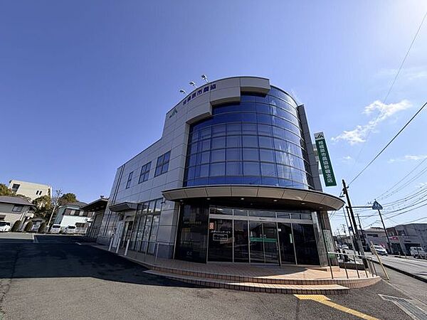 ＪＡ相模原市　新磯支店貯金・融資などの金融サービスを取り扱う地域密着型の金融機関。地域の暮らしや農業を支える身近な存在として、日常の金融手続きや相談にも利用できる便利な施設です。 580m