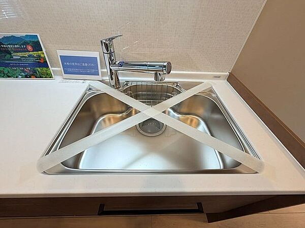 広々としたシンクで洗い物や調理も快適作業スペースとのバランスにも配慮されたキッチン設計使い勝手を考えたゆとりあるシンクスペース