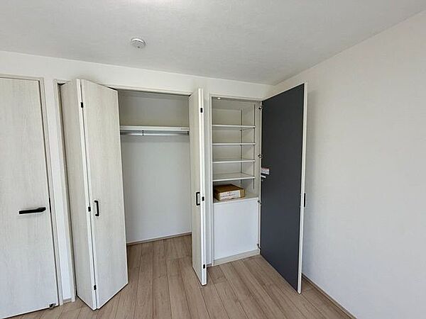 収納家具を減らせるため、お部屋をより広々と使えます。シーズンごとの衣替えもスムーズに行える便利な収納力生活感を上手に隠せる、すっきり美しい洋室空間
