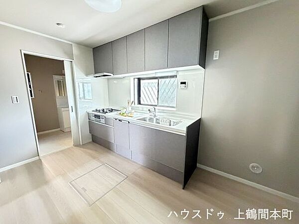 作業スペースがしっかり確保された、家事効率の良いキッチンです