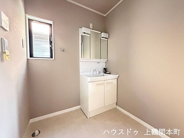 三面鏡付きで、身だしなみのチェックもしやすい仕様