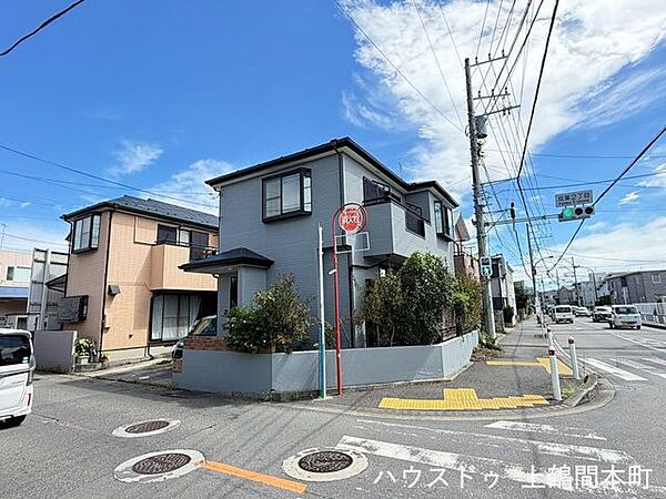 落ち着いた住宅街に馴染む、穏やかな印象の外観
