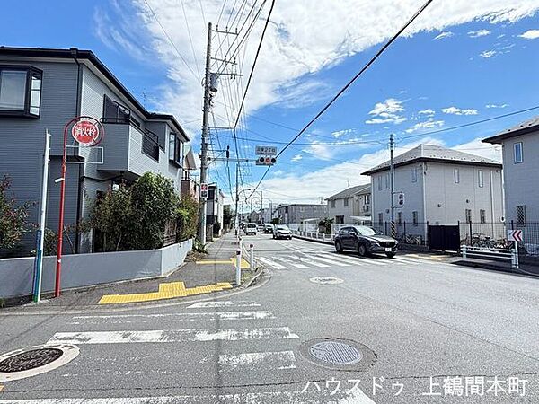ゆとりある前面道路に面し、毎日の暮らしに安心感を与えてくれます。