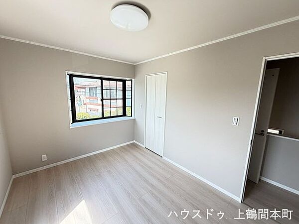 プライベート空間として快適に過ごせる洋室です。