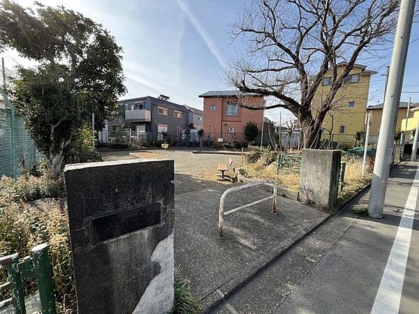 御園若葉公園御園若葉公園が近くに。若葉色の明るさが似合う公園で、子どもと一緒に「春が来たね」と話しながら散歩したくなる、そんな季節の変化を身近に感じられる場所です。 280m
