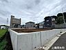 外観：公園まで徒歩〇分。豊かな緑と静けさに包まれる、心安らぐ住環境。