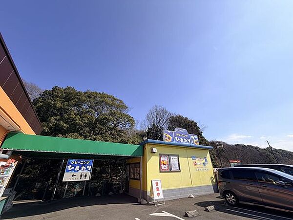 クリーニングショップひまわり磯部店衣類のクリーニングやお手入れに便利な地域密着型のクリーニング店。日常使いの衣類から大切な衣類まで対応し、駐車場も完備。磯部エリアの暮らしを支える身近な店舗です 80m