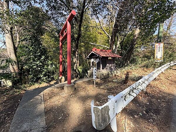 厳島神社磯部地区に鎮座する歴史ある神社で、地域の守り神として大切にされています。市杵島姫命（いちきしまひめのみこと）を御祭神として祀り、商売繁盛や家内安全、地域の平穏を願う人々に親しまれている神社…