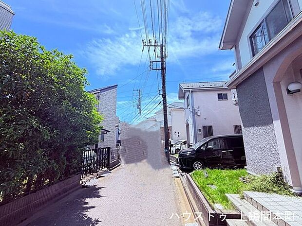 静かな住宅街だから、子どもが安心して育つ環境が整っている。落ち着いた街並みが、家族の毎日を穏やかに包む。