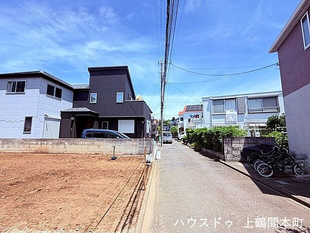 閑静な住宅街で静かに暮らしながら、テニスコートやクリーニング店も近くて便利。子育て家族の理想環境がここに。