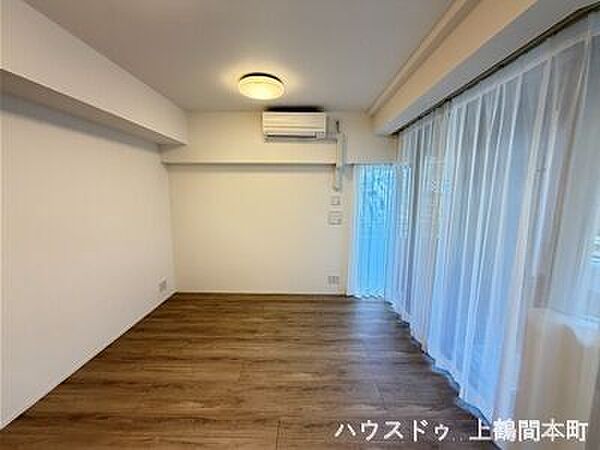 2面採光でリビングに採光が十分入ります。家族が自然と集まる心地よいリビング空間ゆったりくつろげる開放感のあるリビングです明るい陽射しが差し込む居心地の良い空間