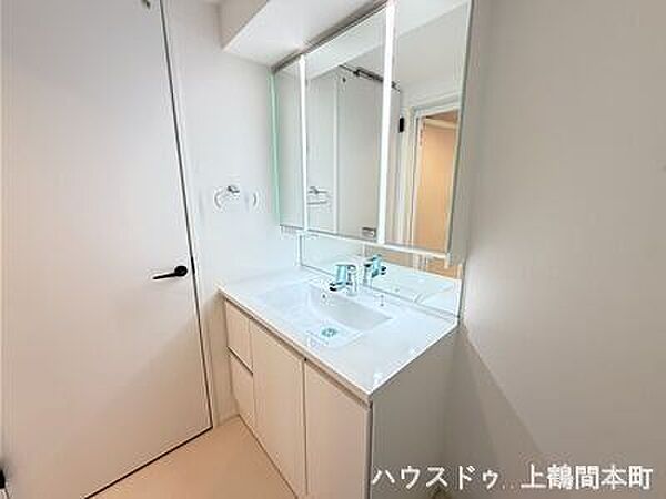統一感のある洗面化粧台。三面鏡付きで、身だしなみのチェックもしやすい仕様。洗面小物も整理しやすく、生活感を抑えられる収納力。忙しい朝の支度をスムーズにする、機能的な洗面スペース。