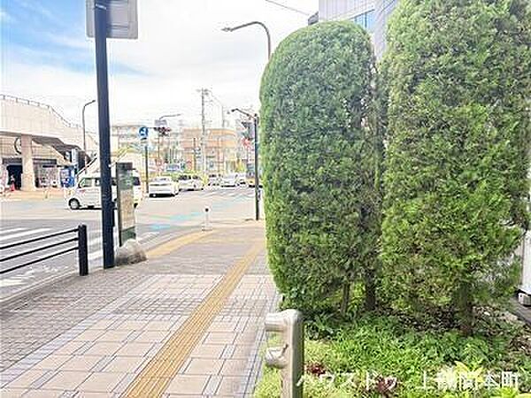マンションを一歩でれば整備された大通りです。現地でしか伝わらない、前面道路を含めた開放感をぜひご体感ください。前面道路との距離感が心地よく、陽当たりの良さも魅力の一つです。