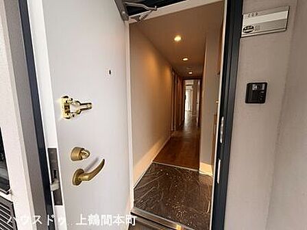 毎日の“いってきます”と“ただいま”を心地よくする空間住まいの顔として、上品で落ち着いた印象の玄関です動線にも配慮され、使い勝手の良いエントランス設計