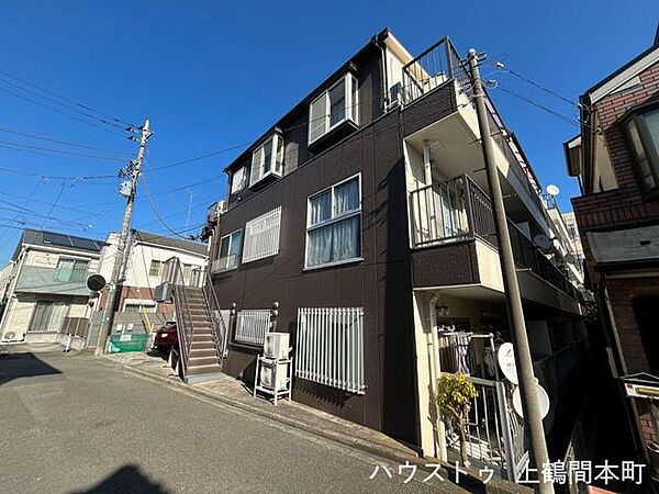 街に調和する、品のあるマンション外観