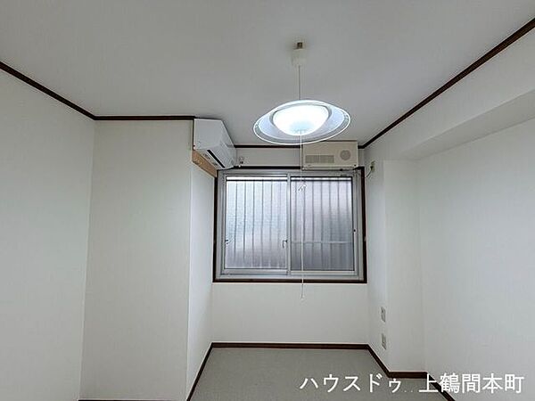 収納スペースも備え、お部屋をすっきり保ちやすい設計です