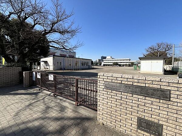 鶴園小学校鶴園小学校は、強い体と明るさ・ルールを守る誠実さ・高い志・思いやりの四つを柱に子どもを育てる学校です。「つ・る・の・こ」を合言葉に、地域とともに子どもの未来を温かく支えています。(公式H…
