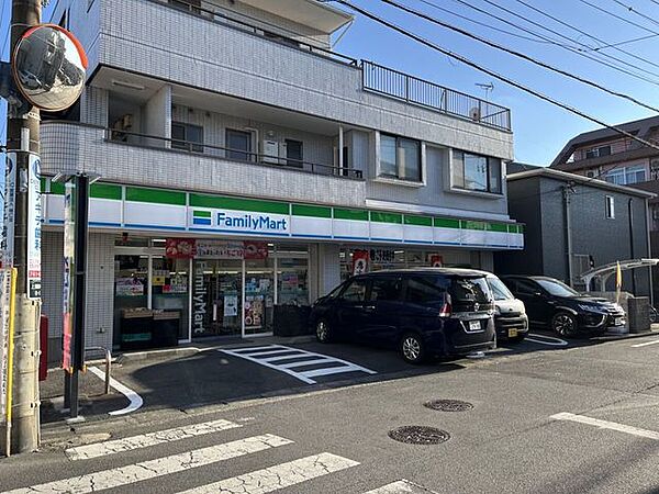 ファミリーマート 三河屋上鶴間店食品や飲料、お弁当、日用品などを幅広く取り揃えた便利なコンビニです。毎日のお買い物はもちろん、急な買い足しにも対応。ATMや各種サービスも利用でき、地域の暮らしを支…