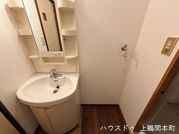 シンプルで飽きのこないデザインの洗面化粧台