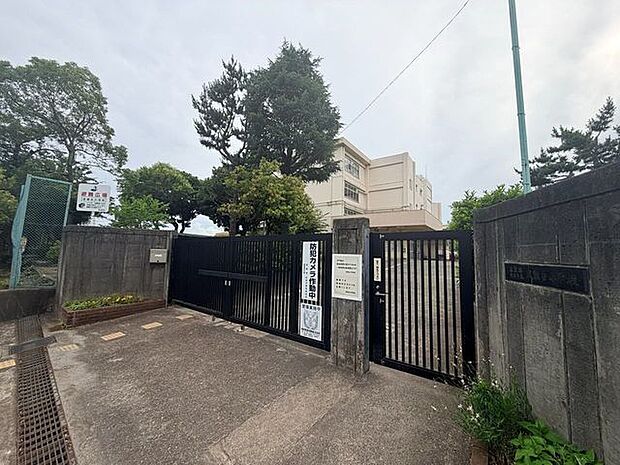 町田市立成瀬台中学校成瀬台中学校の教育目標は「自主・敬愛・克己」。自ら学び、思いやりをもち、困難に打ち克つたくましい生徒を育て、人権尊重の精神を基盤に国際社会に貢献できる人間を目指しています。(公…