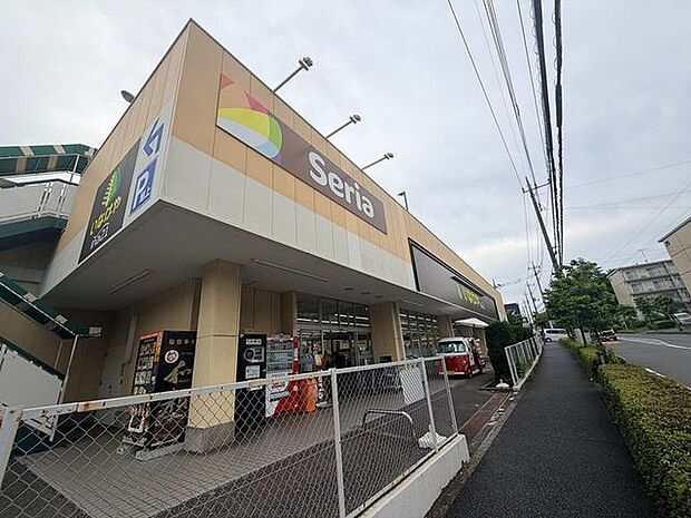 Seria いなげや町田成瀬台店日用品や雑貨、キッチン用品、収納用品など幅広い商品を取り揃える100円ショップ。毎日の暮らしに役立つアイテムを気軽に購入でき、買い物に便利な身近な店舗です。 480m