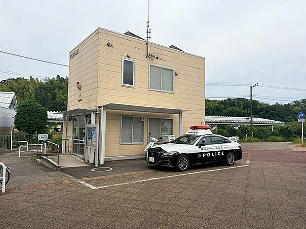 青葉警察署 こどもの国駅前交番地域の安全を守る交番。道案内や落とし物の届出、地域の見守り活動などに対応しており、安心して暮らせる住環境を支える身近な公共施設です。 1110m