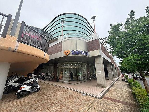 スーパー三和 子供の国店品揃え豊富な食品から日用品まで揃い、新鮮な青果や精肉・鮮魚、充実した惣菜が魅力で、毎日のお買い物に便利。こどもの国駅徒歩約3分の好立地で、駐車場も完備しており、ご家族で気軽…