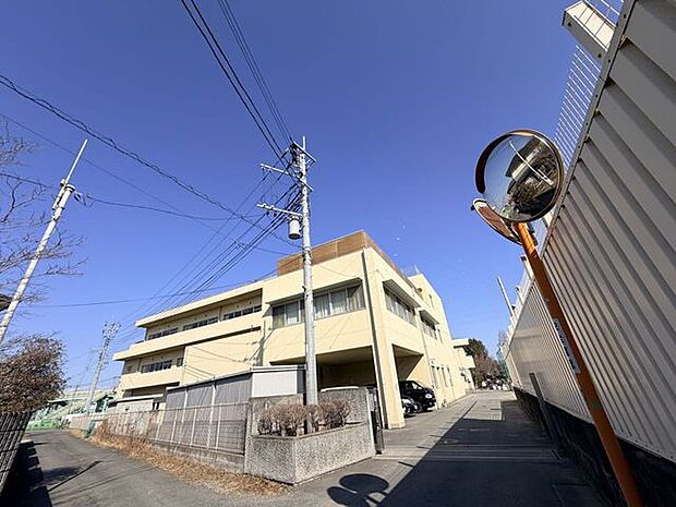 麻溝小学校南区下溝に位置し、麻溝公園の近くにある小学校です。 1260m