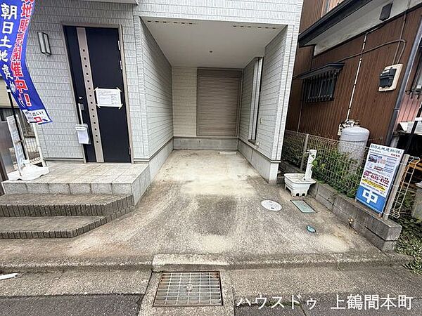 1台分の駐車スペースを備え、日常使いに便利な住まいです。