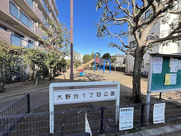 大野台1丁目公園地域に親しまれた身近な公園で、お子様の遊び場や日課の散歩コースとしても最適です。緑あふれる環境が日々の暮らしに安らぎをもたらします。 570m