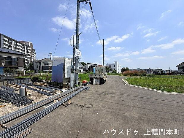 前面道路もゆとりがあり、開放感あふれる街並みが魅力です。