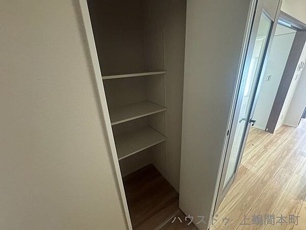 壁面収納を上手く活用してお部屋をスッキリできます。