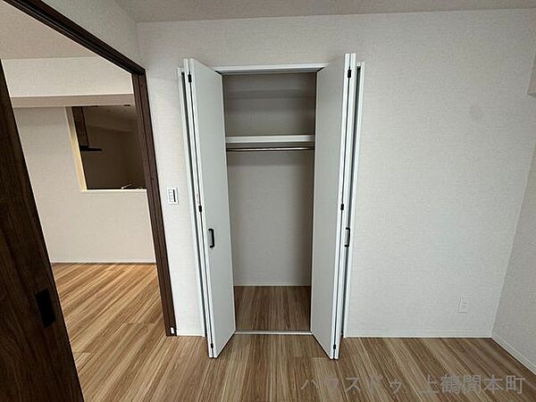 リビング脇洋室の収納。荷物も十分仕舞えます。