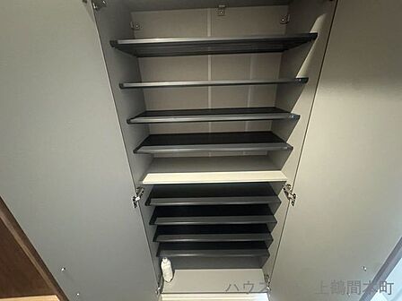 下駄箱は家族全員の靴が収納できるサイズです。
