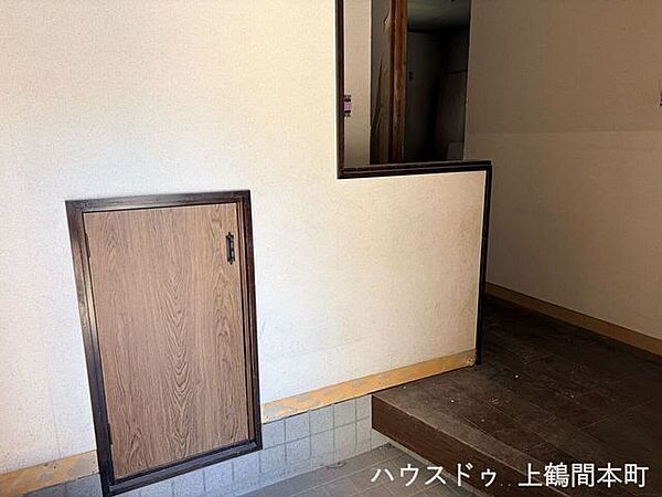 玄関内、小収納もあります。