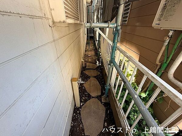 玄関脇の建物沿いは布石されています。