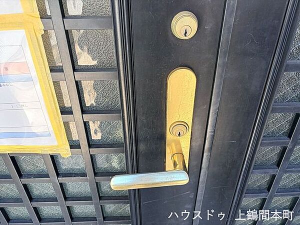 玄関は上下施錠です。