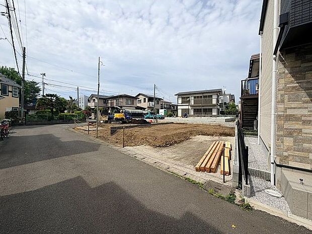 高層建物が見当たらない住宅街です。