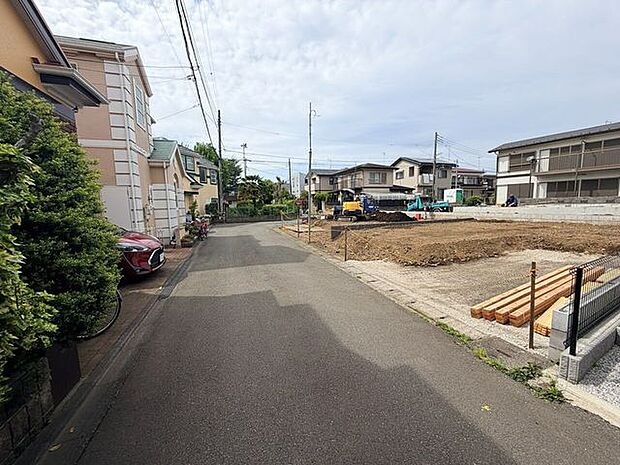 車の出し入れもしやすく、交通量の少ない道路です。