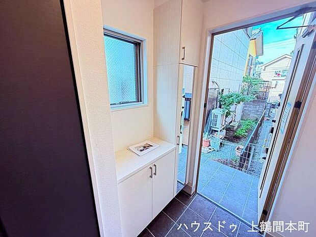 ご家族分の靴をすっきり収納できる、使い勝手の良い下駄箱
