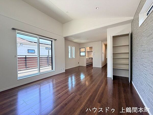 家族が自然と集まる心地よいリビング空間