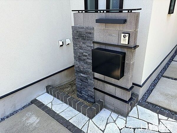 玄関まわりをすっきりとまとめる、機能的な一体型門柱ポスト