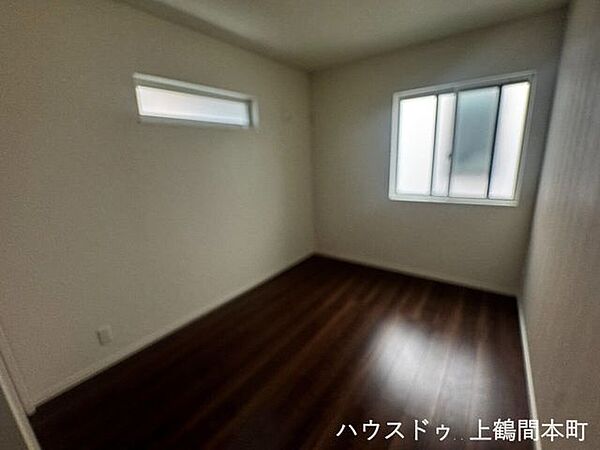 木目調フローリングが温かみを演出しています。