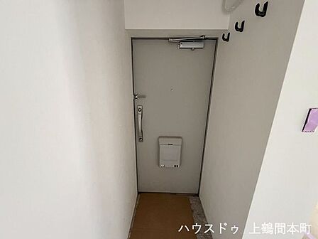 玄関壁面にはコートを掛けたりできるフックが設置されています。